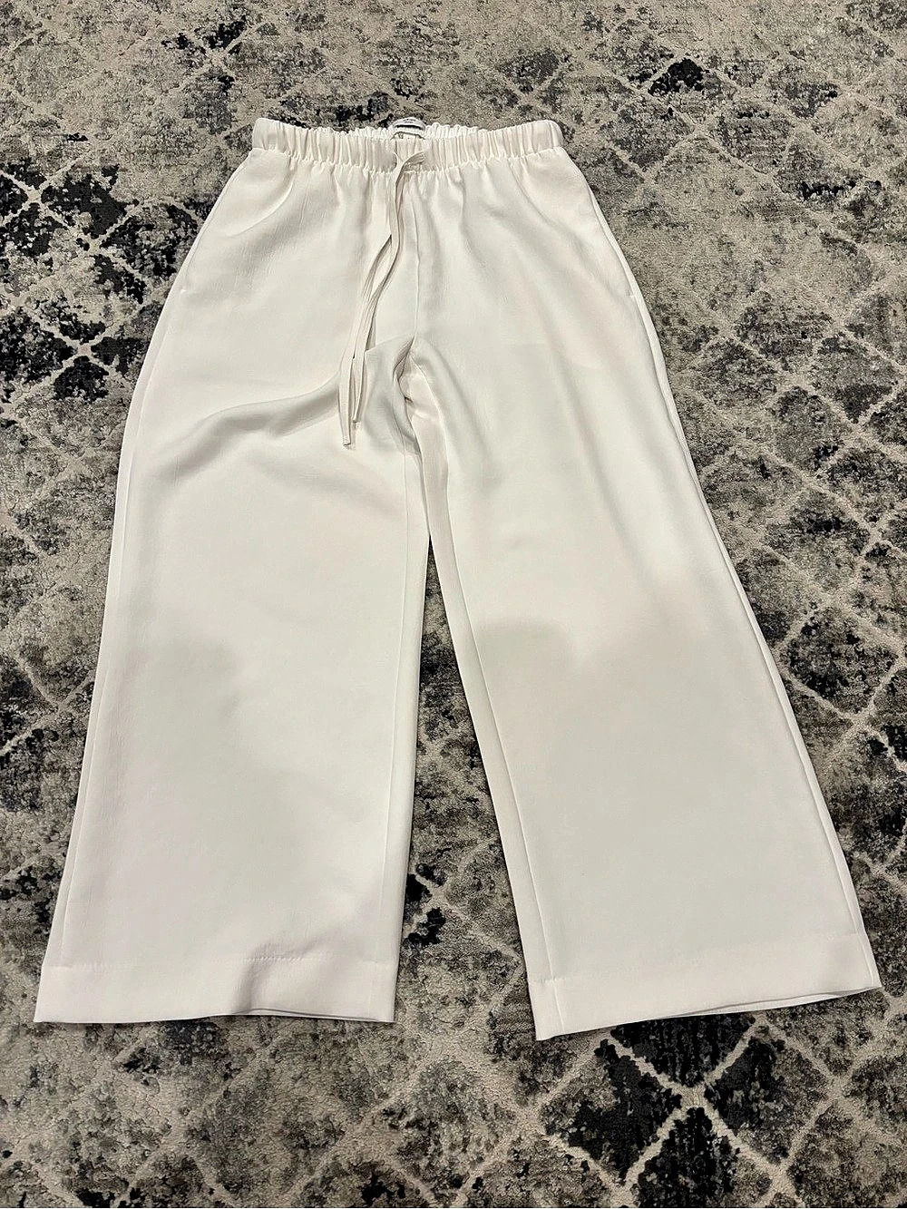 Aritzia Lodge Pant in White 
Size Medium 
Like New